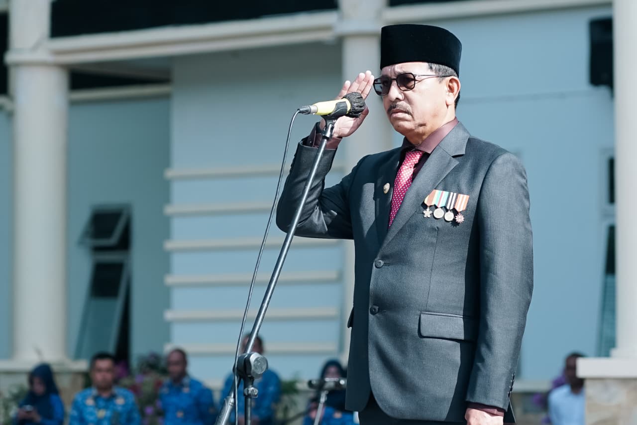 Bupati Solok Selatan H Khairunas saat menjadi Inspektur Upacara