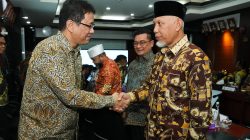 Gubernur Sumbar Mahyeldi Ansharullah saat bertemu dengan Menteri Keuangan RI Purbaya Yudhi Sadewa. 