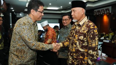 Gubernur Sumbar Mahyeldi Ansharullah saat bertemu dengan Menteri Keuangan RI Purbaya Yudhi Sadewa. 