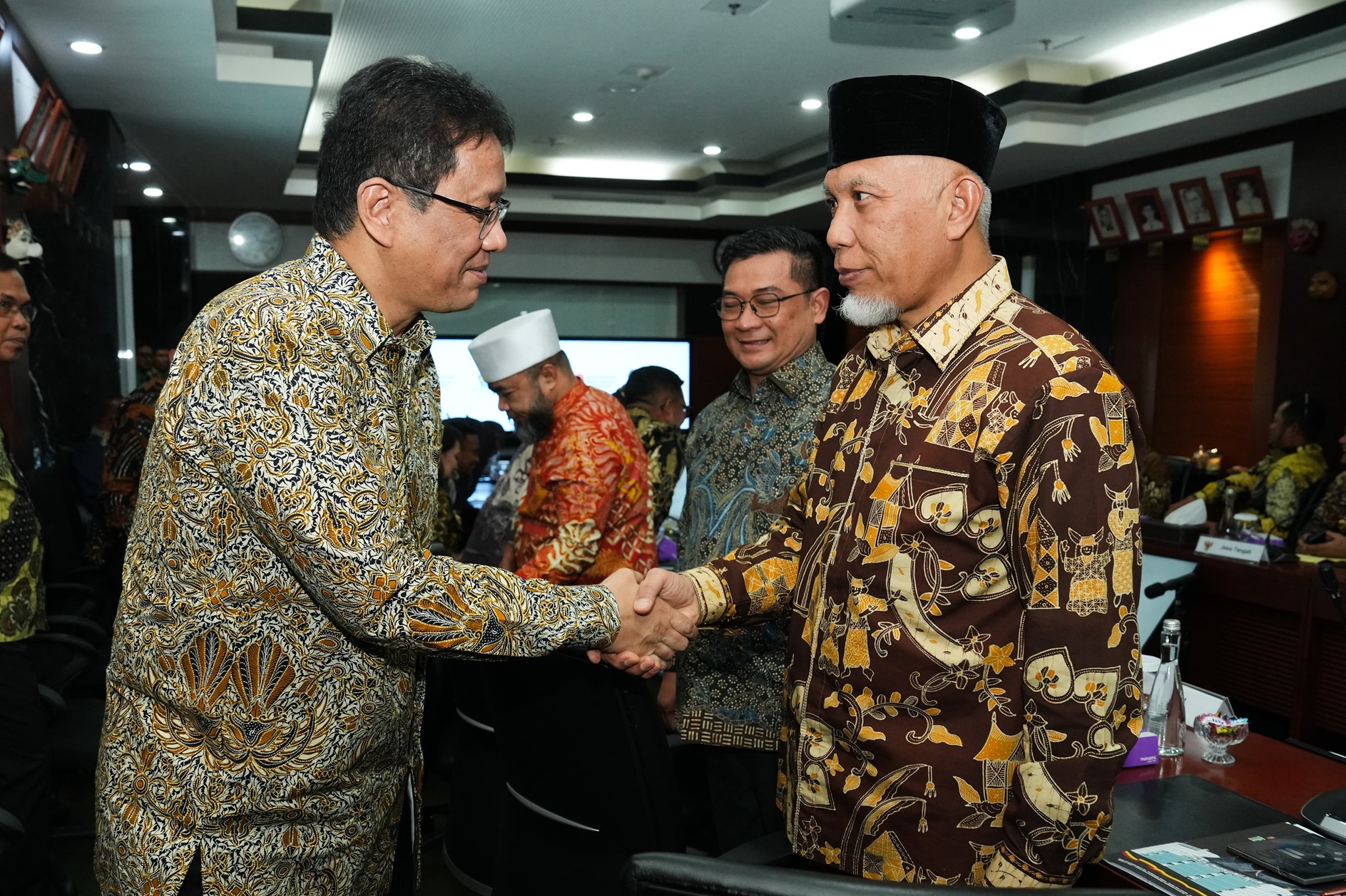 Gubernur Sumbar Mahyeldi Ansharullah saat bertemu dengan Menteri Keuangan RI Purbaya Yudhi Sadewa. 