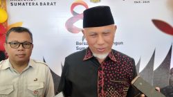 Gubernur Sumbar Mahyeldi Ansharullah saat memberikan keterangana kepada wartawan, Kamis (02/10/2025).