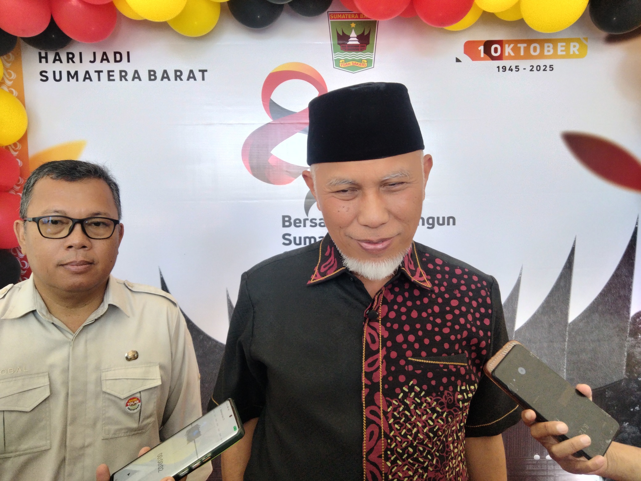 Gubernur Sumbar Mahyeldi Ansharullah saat memberikan keterangana kepada wartawan, Kamis (02/10/2025).
