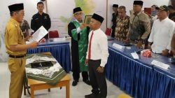 Anggota Bamus Nagari Gunung Padang Alai, Kabupaten Padangpariaman Heri Martoni dilantik oleh Camat Budi Sahputra di kantor wali nagari setempat, Selasa (21/10/2025).