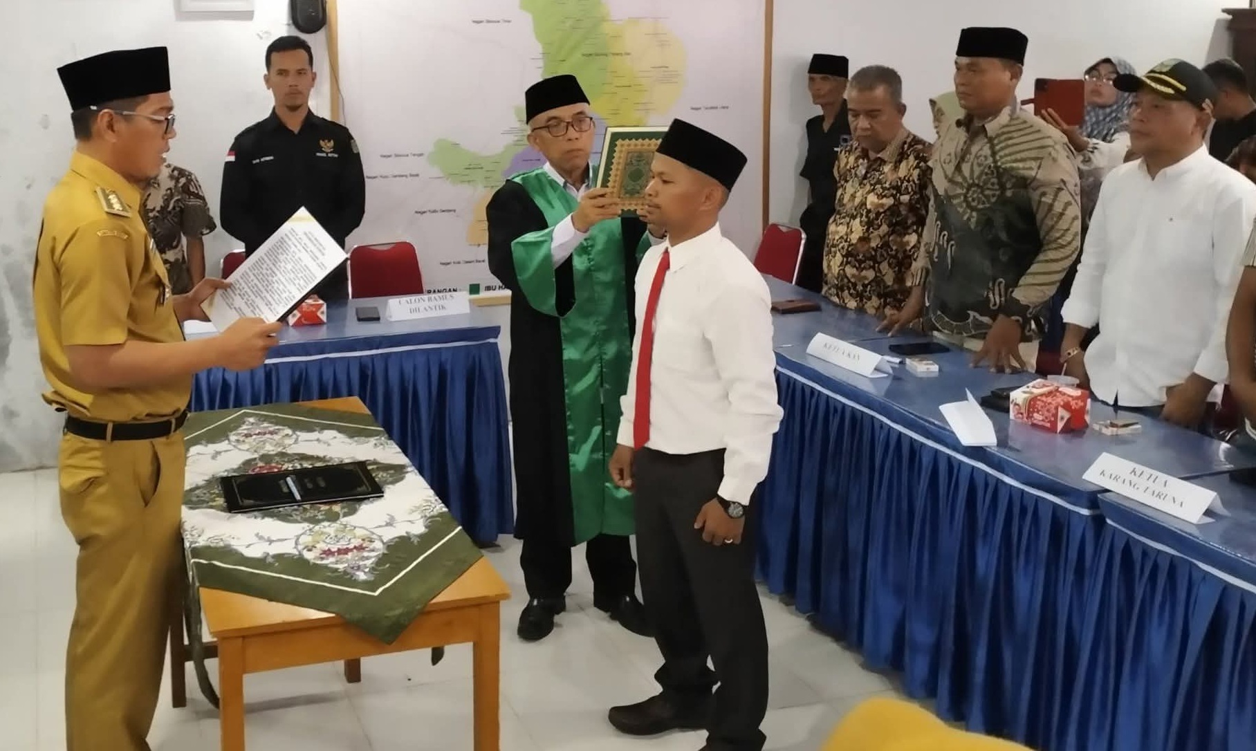 Anggota Bamus Nagari Gunung Padang Alai, Kabupaten Padangpariaman Heri Martoni dilantik oleh Camat Budi Sahputra di kantor wali nagari setempat, Selasa (21/10/2025).