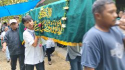 Jenazah Arif Nofriadi Jefri saat akan dikebumikan di pandam pekuburan keluarga