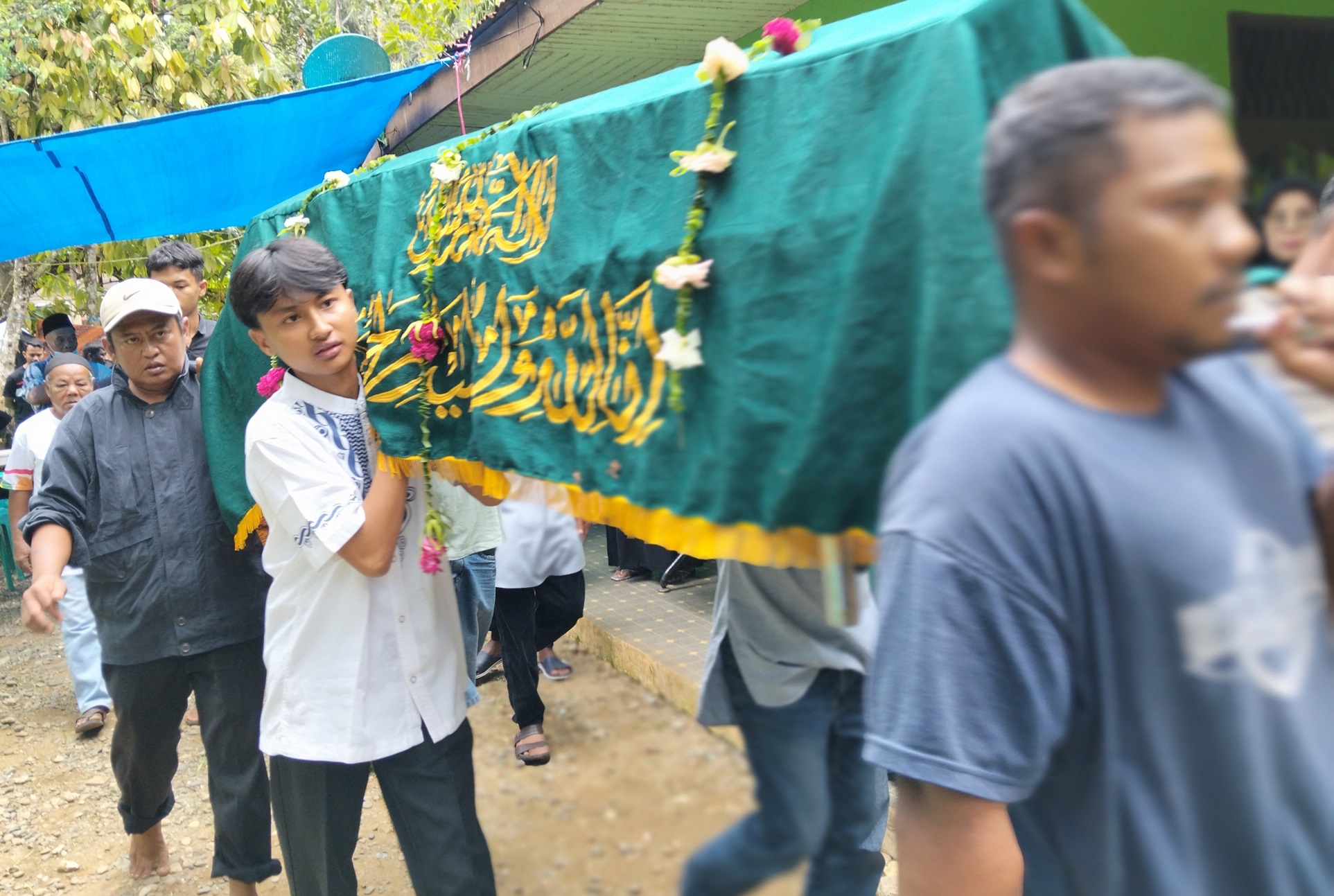 Jenazah Arif Nofriadi Jefri saat akan dikebumikan di pandam pekuburan keluarga