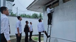 Kepala KPLP Lapas Kelas IIB Pariaman bersama Anggota saat memastikan teralis aman.