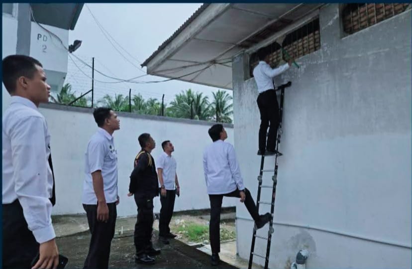 Kepala KPLP Lapas Kelas IIB Pariaman bersama Anggota saat memastikan teralis aman.