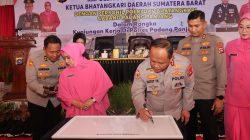 Kapolda Sumbar Irjen.Pol. Dr. Drs. Gatot Tri Suryanta, M.Si., CSFA., bersama Ketua Bhayangkari Daerah Sumbar Ny. Sari Gatot Suryanta, saat menuliskan kesan dalam kunjungan kerja ke Polres Padangpanjang.