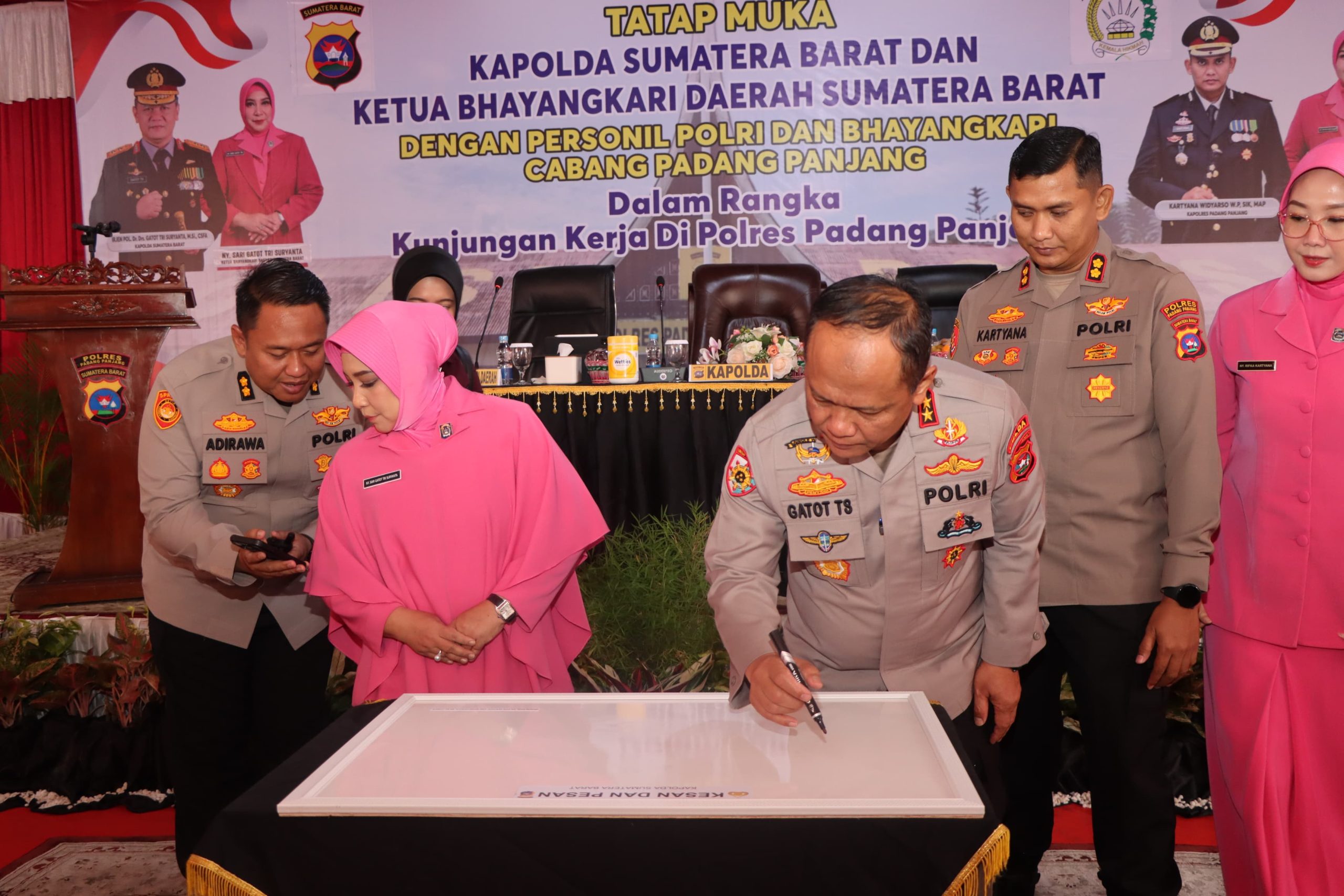 Kapolda Sumbar Irjen.Pol. Dr. Drs. Gatot Tri Suryanta, M.Si., CSFA., bersama Ketua Bhayangkari Daerah Sumbar Ny. Sari Gatot Suryanta, saat menuliskan kesan dalam kunjungan kerja ke Polres Padangpanjang.