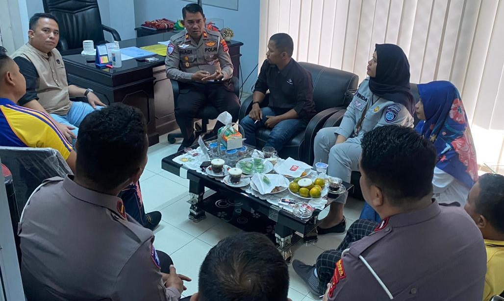 Kasat Lantas Polres Pariaman, IPTU. Riadi yang didampingi KBO IPDA. Edy Saputra saat melakukan wawancara dengan Wartawan.