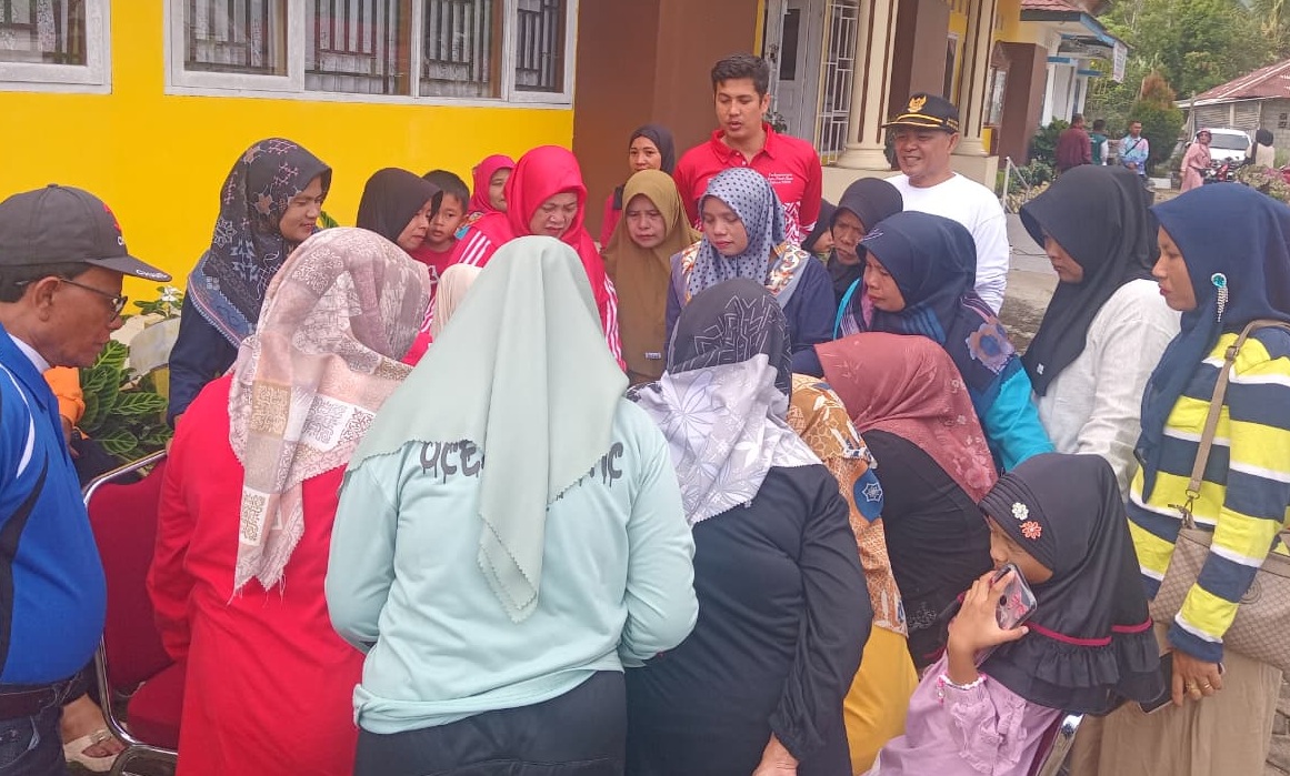 Staf Ahli Bupati Novirman didampingi Camat Pauh Duo Aig Wadenko beserta Sekretaris Camat saat meninjau cek golongan darah usai CFD di kecamatan Pauh Duo.