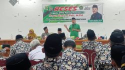 Anggota DPRD Kabupaten Padangpariaman Hasan Basri saat menggelar Reses Dapil bersama IPARI Padangpariaman di Aula KPNG Lubuakalung, Senin (13/10/2025).