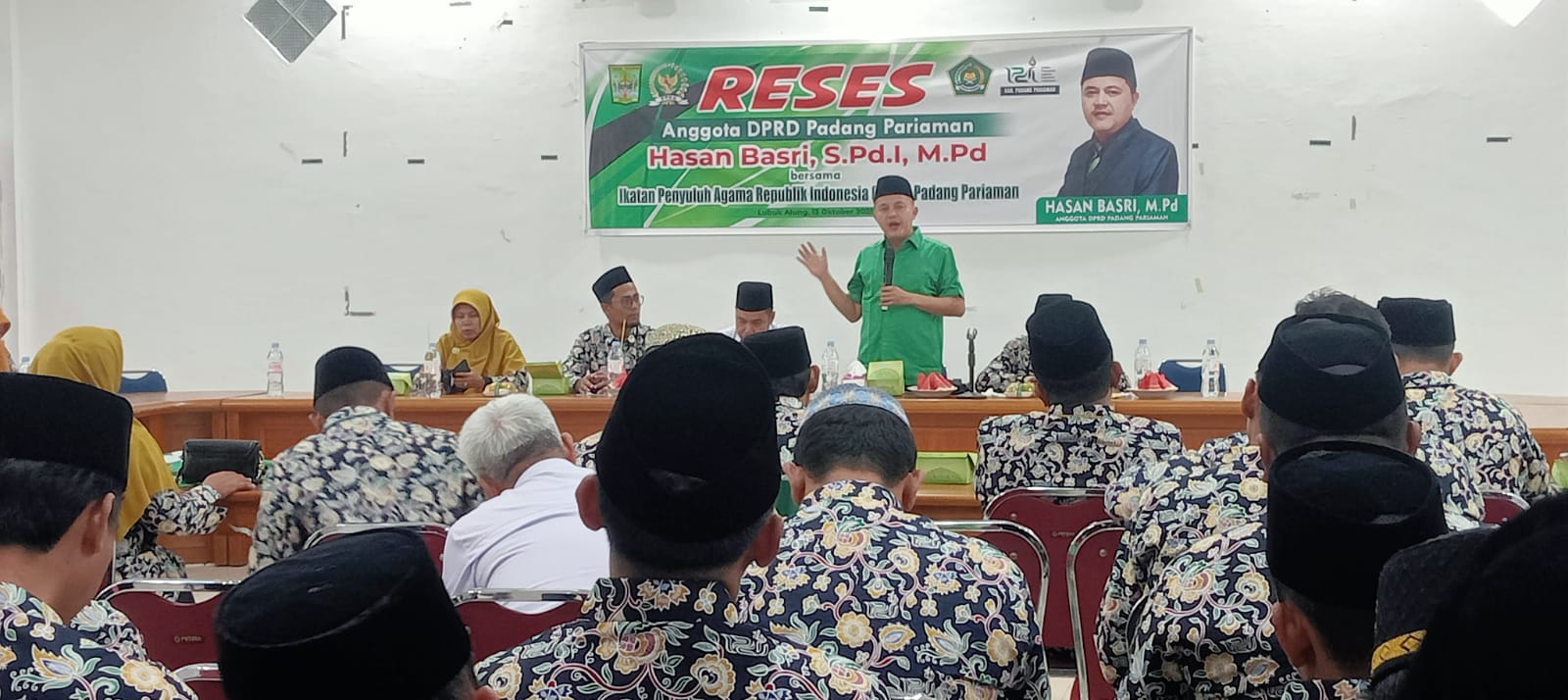 Anggota DPRD Kabupaten Padangpariaman Hasan Basri saat menggelar Reses Dapil bersama IPARI Padangpariaman di Aula KPNG Lubuakalung, Senin (13/10/2025).