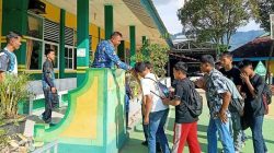 Kepala MTsN 2 Solok Selatan Al Uska, S.Pd.I., M.M.Pd saat memberikan arahan dan motivasi kepada siswa 
