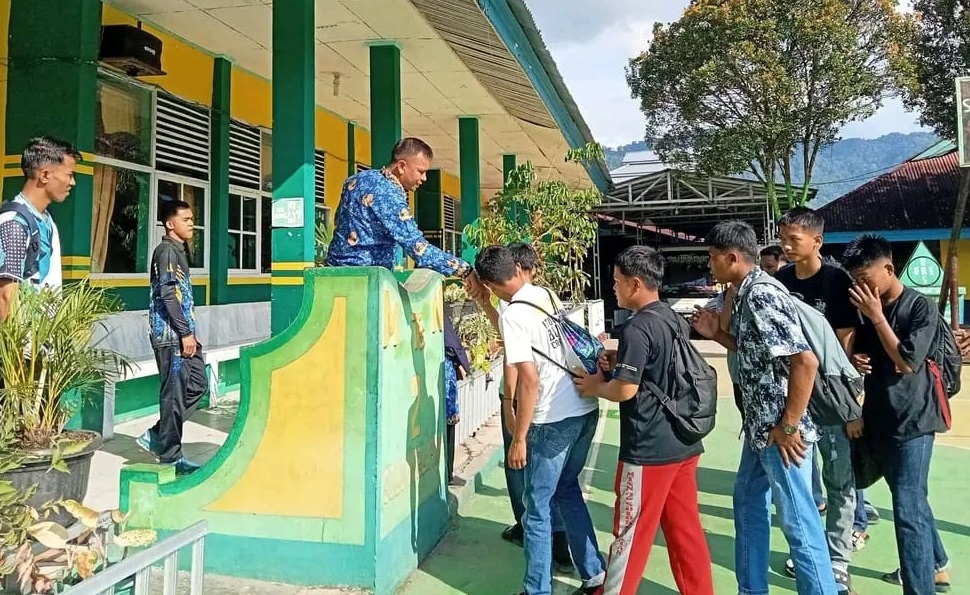 Kepala MTsN 2 Solok Selatan Al Uska, S.Pd.I., M.M.Pd saat memberikan arahan dan motivasi kepada siswa 