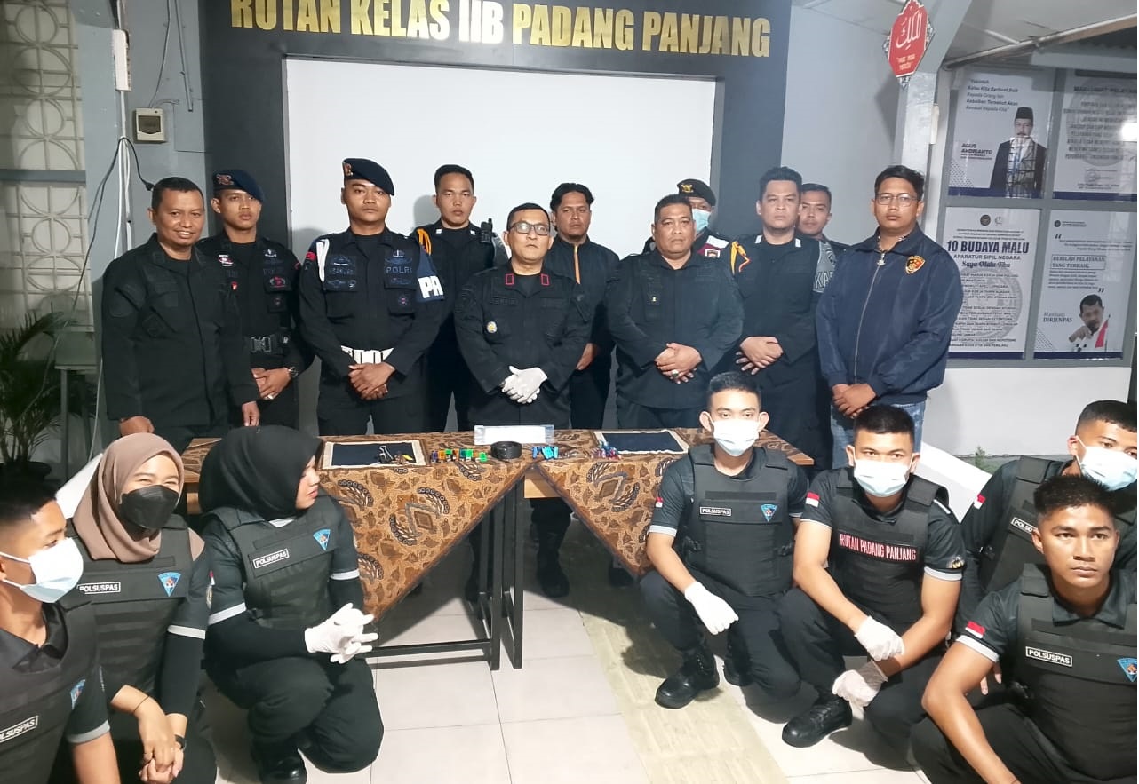 Kepala Rutan Kelas IIB Padangpanjang Torkis Freddy Siregar usai penggeledahan Blok Hunian WBP Rutan Padangpanjang.