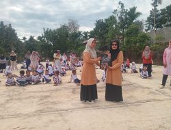Pindah Tugas, Ustadzah Rosmaida Dilepas Penuh Haru  