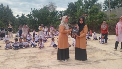Kepala TK/KB Al Irsyad Koto Baru Suryani Augusti, S.Pd saat memberikan cendramata kepala Ustadzah Rosmaida, S.Pd.