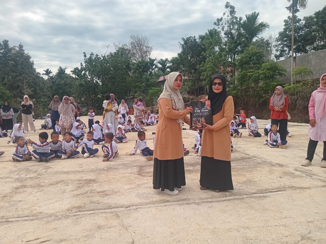 Kepala TK/KB Al Irsyad Koto Baru Suryani Augusti, S.Pd saat memberikan cendramata kepala Ustadzah Rosmaida, S.Pd.