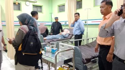 Sekretaris Daerah Agam, Dr. Mhd Lutfi saat mengunjungi korban keracunan makanan di RSUD Lubukbasung, Rabu (01/10/2025).