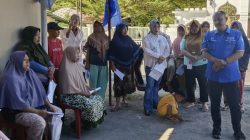 Ketua DPD PAN Kabupaten Solok Selatan Erwin Ali bersama masyarakat Koto Parik Gadang Diateh usai Sosialisasi Ambulans Gratis.