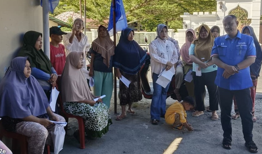 Ketua DPD PAN Kabupaten Solok Selatan Erwin Ali bersama masyarakat Koto Parik Gadang Diateh usai Sosialisasi Ambulans Gratis.