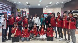 Ketua FORKI Sumbar Khairuddin Simajuntak bersama Atlet Karate PON Beladiri Sumbar di Bandara Soekarno Hatta