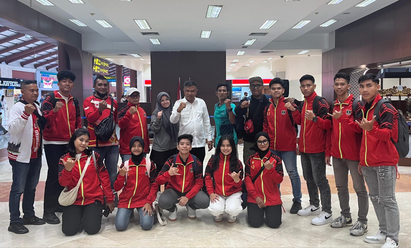 Ketua FORKI Sumbar Khairuddin Simajuntak bersama Atlet Karate PON Beladiri Sumbar di Bandara Soekarno Hatta