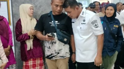 Ketua PWI Kabupaten Solok Welluril bersama Bupati Solok Jon Firman Pandu dalam suatu kesempatan