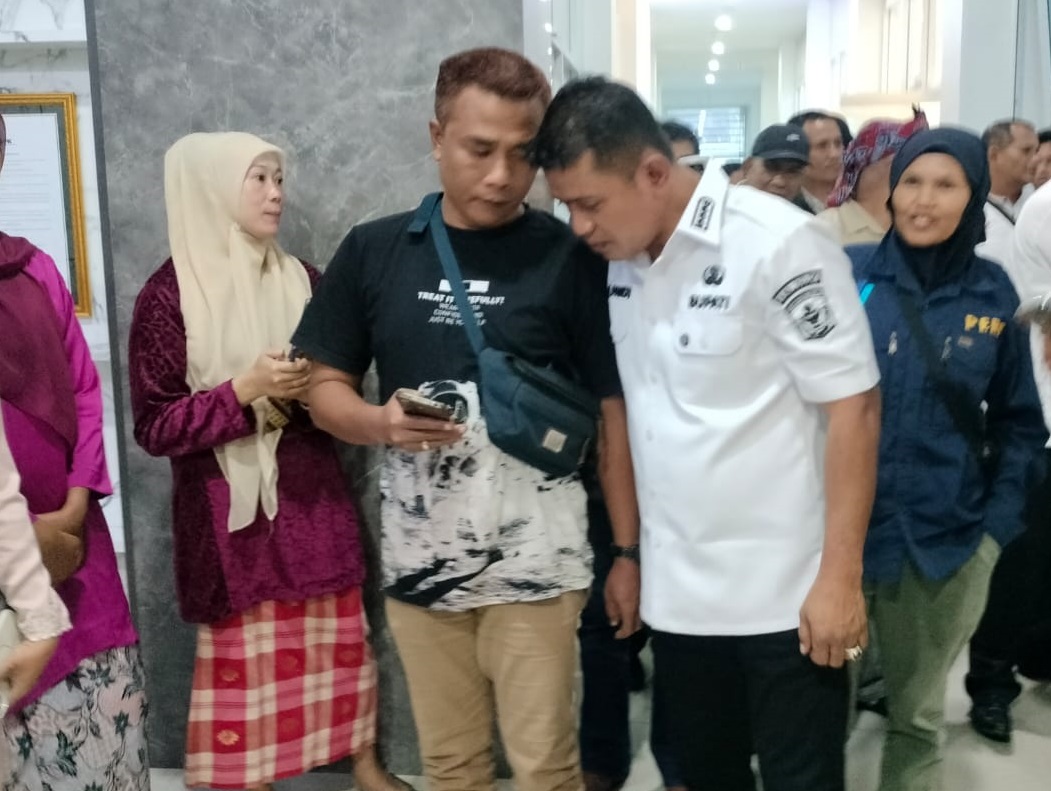 Ketua PWI Kabupaten Solok Welluril bersama Bupati Solok Jon Firman Pandu dalam suatu kesempatan