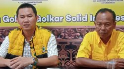 Ketua SC Musda ke-6 DPD Partai Golkar Kota Pariaman Rido Lofbestari dan Wakil Ketua OC Harry Soebagio, saat memberikan keterangan kepada wartawan, Rabu (22/10/2025).