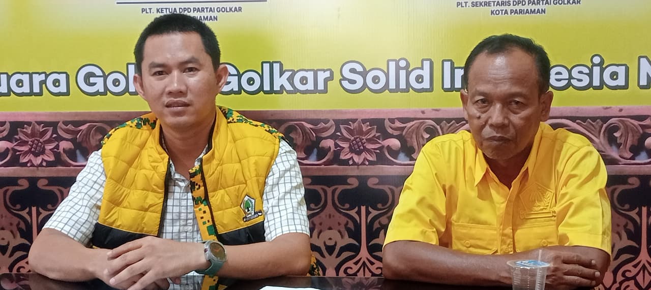 Ketua SC Musda ke-6 DPD Partai Golkar Kota Pariaman Rido Lofbestari dan Wakil Ketua OC Harry Soebagio, saat memberikan keterangan kepada wartawan, Rabu (22/10/2025).