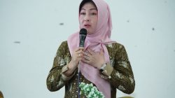 Ketua TP-PKK Kota Padangpanjang Ny. Maria Feronika Hendri Arnis
