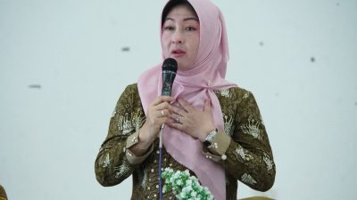 Ketua TP-PKK Kota Padangpanjang Ny. Maria Feronika Hendri Arnis