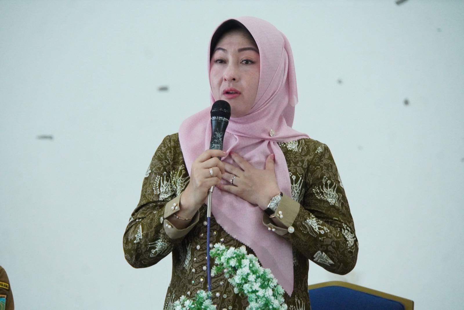 Ketua TP-PKK Kota Padangpanjang Ny. Maria Feronika Hendri Arnis