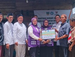 Ketua TP-PKK Solok Selatan Salurkan Bantuan Rumah Layak Huni 