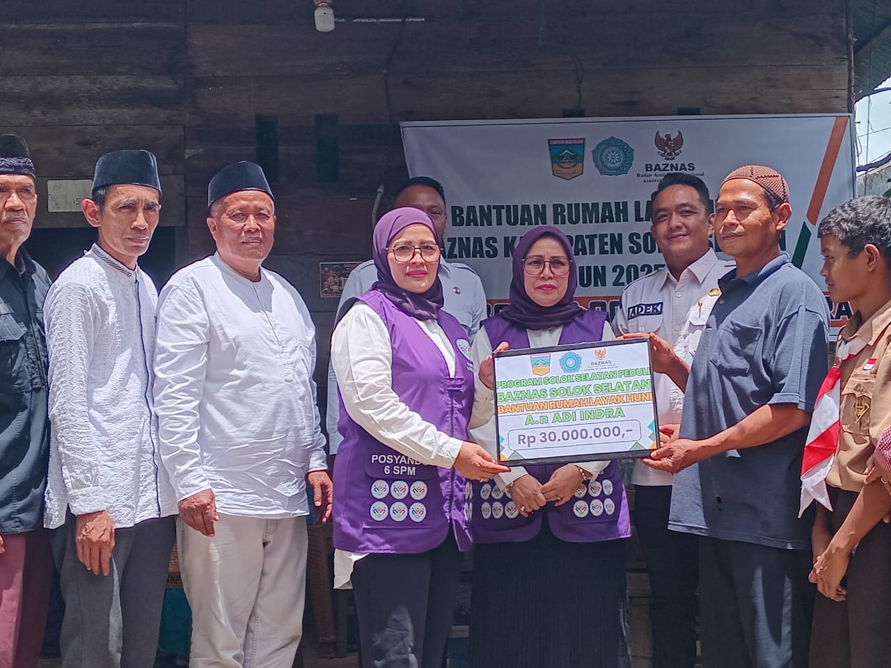Ketua TP-PKK Kabupaten Solok Selatan Ny Hj Erniati Khairunas, Ketua GOW Kabupaten Solok Selatan Ny Hj Bet Yulian Efi, Ketua Baznas Solok Selatan Zulfajriadi beserta anggota, Camat KPGD Adila Rekriyaldi, S.Sos. 