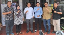 Komisioner Bawaslu Provinsi Sumatera Barat Muhammad Khadafi bersama Ketua Bawaslu Solok Selatan Zul Nasri, Anggota Bawaslu Solok Selatan Haikal, Koordinator Sekretariat Bawaslu, Samsul Kamal serta Komisioner KPU Solok Selatan Elfira Roza.