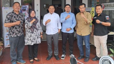 Komisioner Bawaslu Provinsi Sumatera Barat Muhammad Khadafi bersama Ketua Bawaslu Solok Selatan Zul Nasri, Anggota Bawaslu Solok Selatan Haikal, Koordinator Sekretariat Bawaslu, Samsul Kamal serta Komisioner KPU Solok Selatan Elfira Roza.
