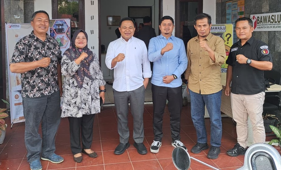 Komisioner Bawaslu Provinsi Sumatera Barat Muhammad Khadafi bersama Ketua Bawaslu Solok Selatan Zul Nasri, Anggota Bawaslu Solok Selatan Haikal, Koordinator Sekretariat Bawaslu, Samsul Kamal serta Komisioner KPU Solok Selatan Elfira Roza.