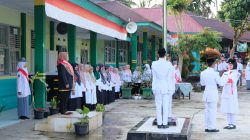 Komisioner KPU Solok Selatan, Divisi Data Perencanaan Data dan Informasi Elfira Roza, S.Pd, M.Si saat bertindak menjadi Inspektur Upacara di MAN 2 Solok Selatan.