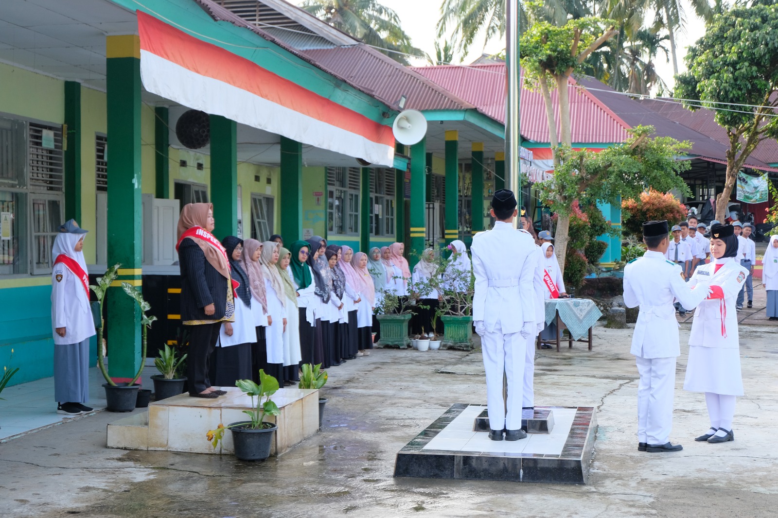 Komisioner KPU Solok Selatan, Divisi Data Perencanaan Data dan Informasi Elfira Roza, S.Pd, M.Si saat bertindak menjadi Inspektur Upacara di MAN 2 Solok Selatan.