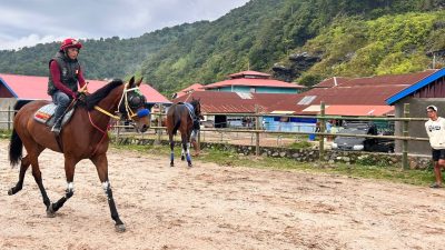 Joki bersama kudanya saat melakukan latihan di race Pacuan Kuda Bancalaweh, Senin (20/10/2025).