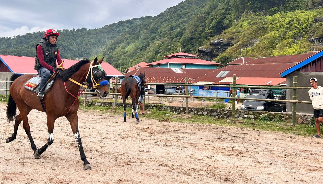 Joki bersama kudanya saat melakukan latihan di race Pacuan Kuda Bancalaweh, Senin (20/10/2025).