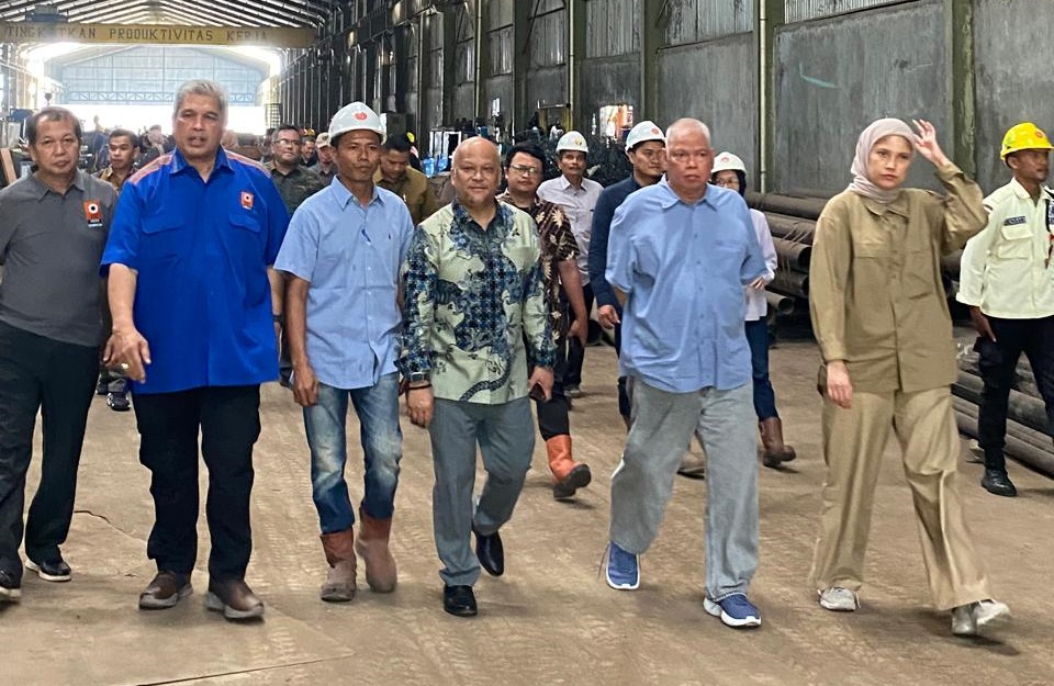 Kunjungan ke pabrik manufaktur Kunango Jantan Group, dipimpin Ketua Umum Ilham Habibie, didampingi Ketua Badan Keahlian Mesin Indonesia Insannul Kamil dan Ketua Pelaksana Rakernas Tahun 2025 Prof. Is Prima Nanda beserta panitia dan peserta Rakernas.
