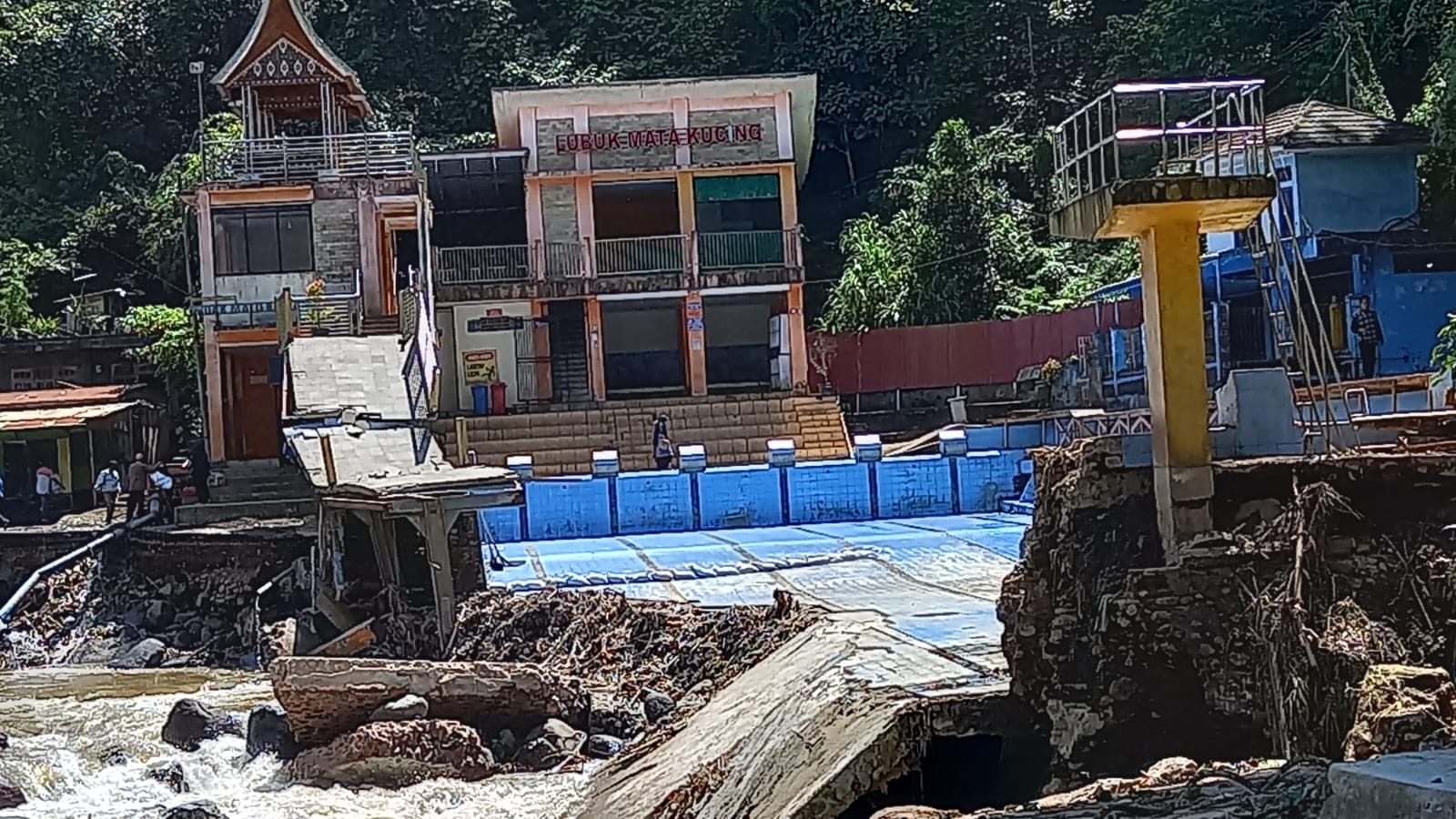 Kondisi pemandian Lubuk Mata Kucing usai diterjang Banjir Bandang Lahar Dingin Gunung Marapi yang hingga saat ini belum diperbaiki.