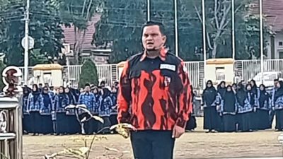 Pengurus MPC Pemuda Pancasila Pasaman Barat saat menjadi Komandan Upacara Hari Sumpah Pemuda di Halaman Kantor Bupati Pasaman Barat.
