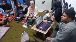 Narasumber Diskusi Jurnalistik Ichsan Saputra, M.Sn menyampaikan materi Fotografi Jurnalistik saat diskusi UKM Pers Pituluik ISI Padangpanjang