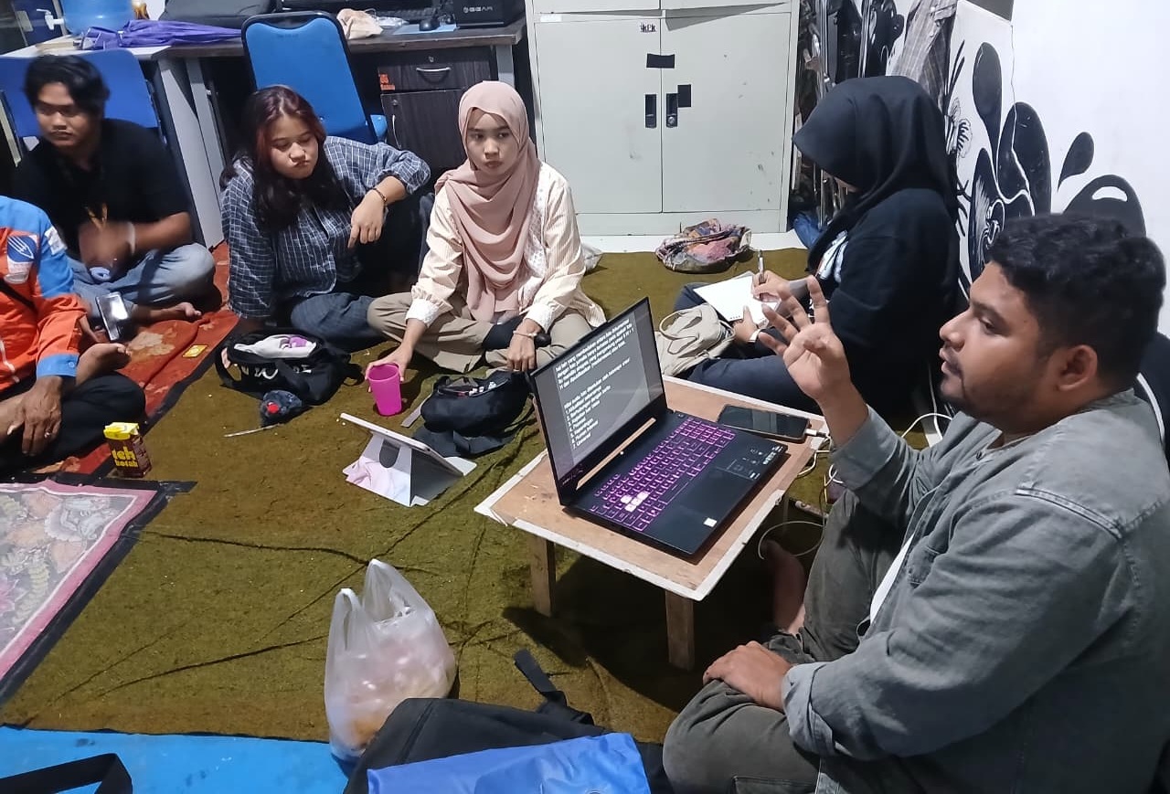 Narasumber Diskusi Jurnalistik Ichsan Saputra, M.Sn menyampaikan materi Fotografi Jurnalistik saat diskusi UKM Pers Pituluik ISI Padangpanjang